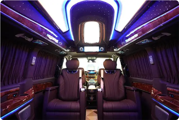 The high-roof Mercedes-Benz Maybach seven-seat van has beautiful large dome lights The high-roof Mercedes-Benz Maybach seven-seat van has beautiful large dome lights