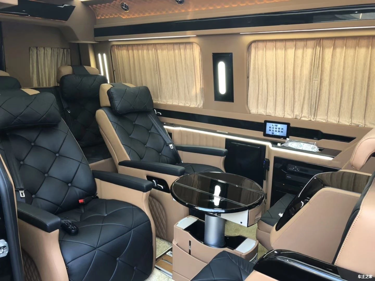 A caixa de modificação interior do Mercedes-Benz Sprinter é recém-lançada, co...