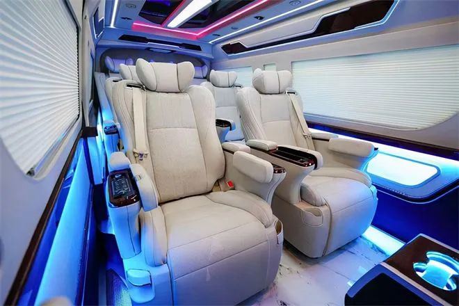 Nove lugares Toyota Hiace atualizações interiores, incluindo assentos, luzes ...