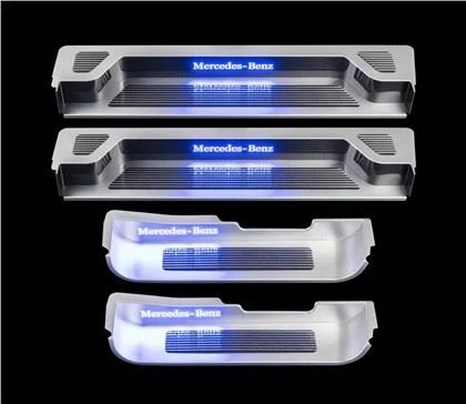 É adequado para Mercedes-Benz V-class e Vito liga de alumínio integrado pedal de boas-vindas LED listrado