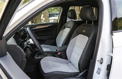 Por que os encostos de cabeça dos assentos de carro se inclinam para a frente?