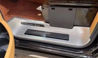 Que material é bom para o pedal de boas-vindas do carro?