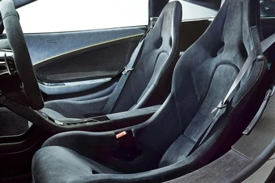 Quais são os materiais do assento do carro?