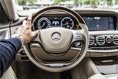 Como controlar o volante corretamente ao dirigir?