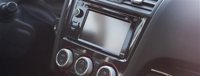 O que devo prestar atenção ao reinstalar o som do carro?
