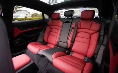 Porsche Taycan modificado interior em couro preto e vermelho