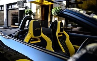Dançando com o carro modificado Jaguar do diabo Lister LFT