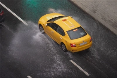 Conhecimento de dirigir na água em dias de chuva